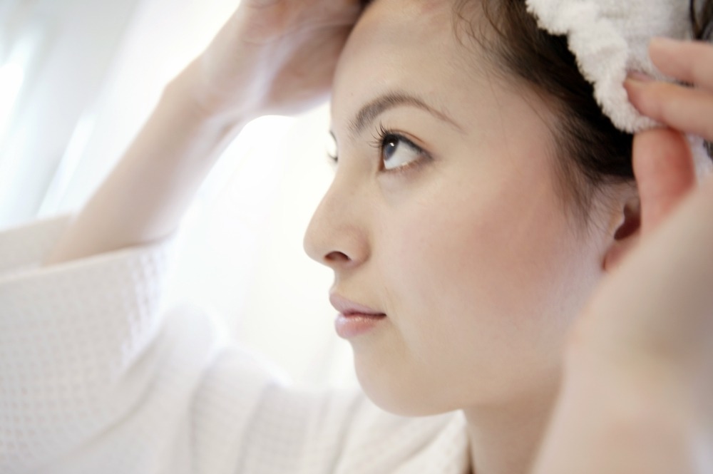 洗顔の準備をする女性